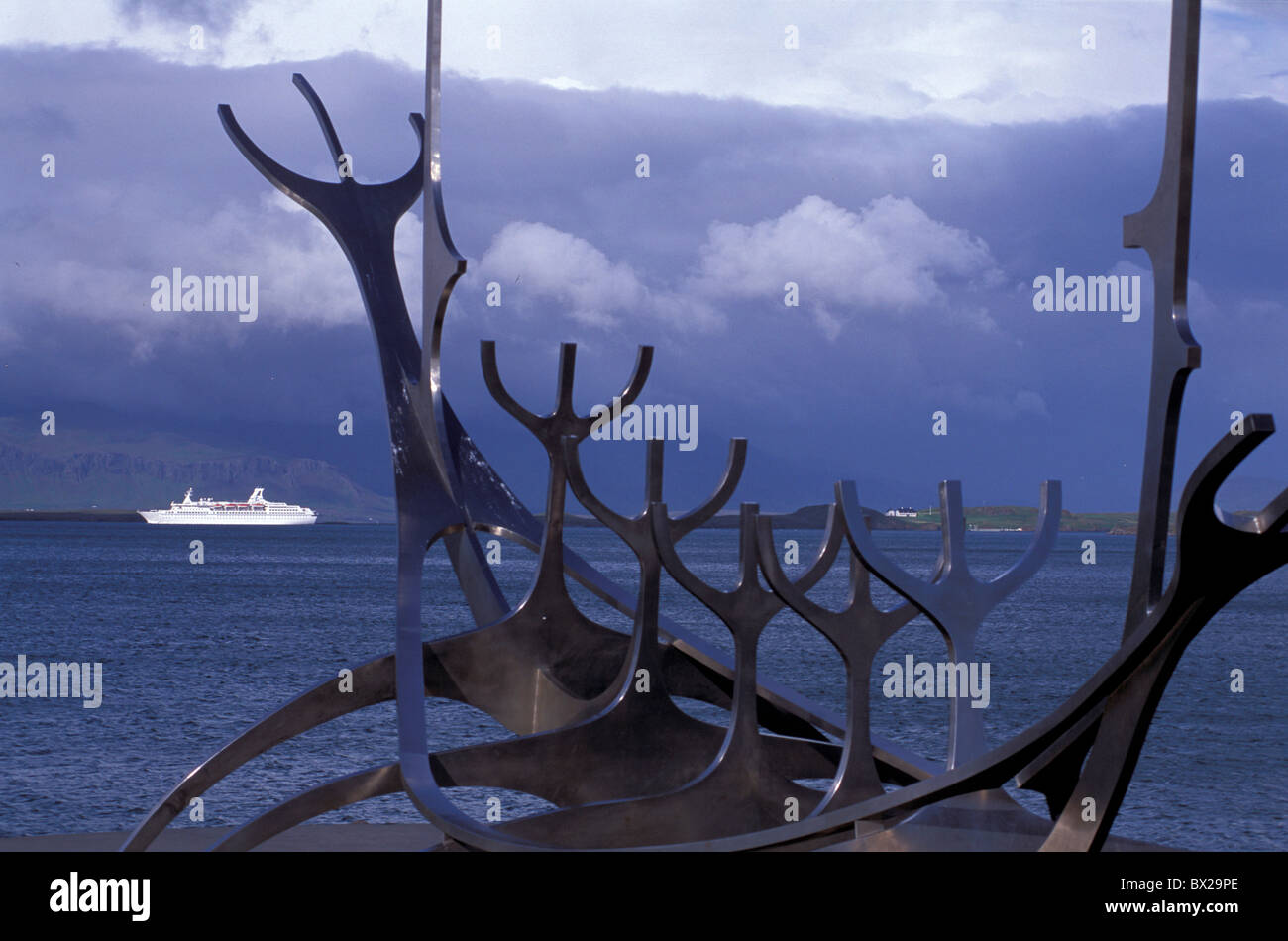 Europe Islande Reykjavik Arctique bateau viking art moderne sculpture mer côte Banque D'Images