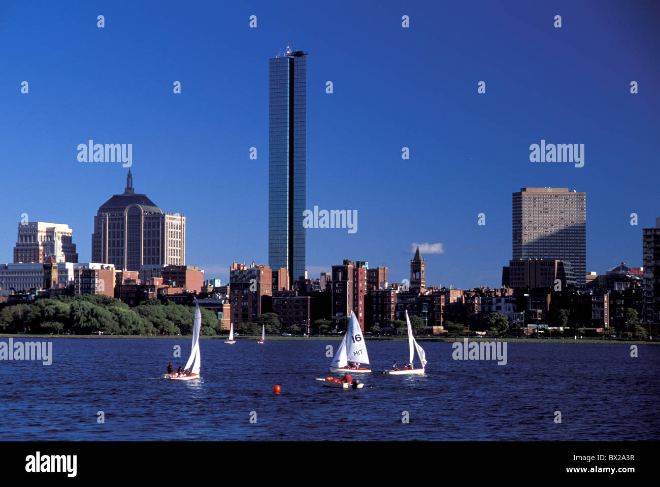 James River America Boston Massachusetts voiliers États-Unis Amérique du Nord USA crépuscule bateaux Banque D'Images