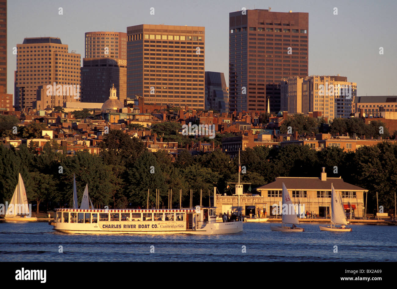 America James River et le centre-ville de Boston, Massachusetts États-Unis Amérique du Nord USA twiligh bateaux Banque D'Images