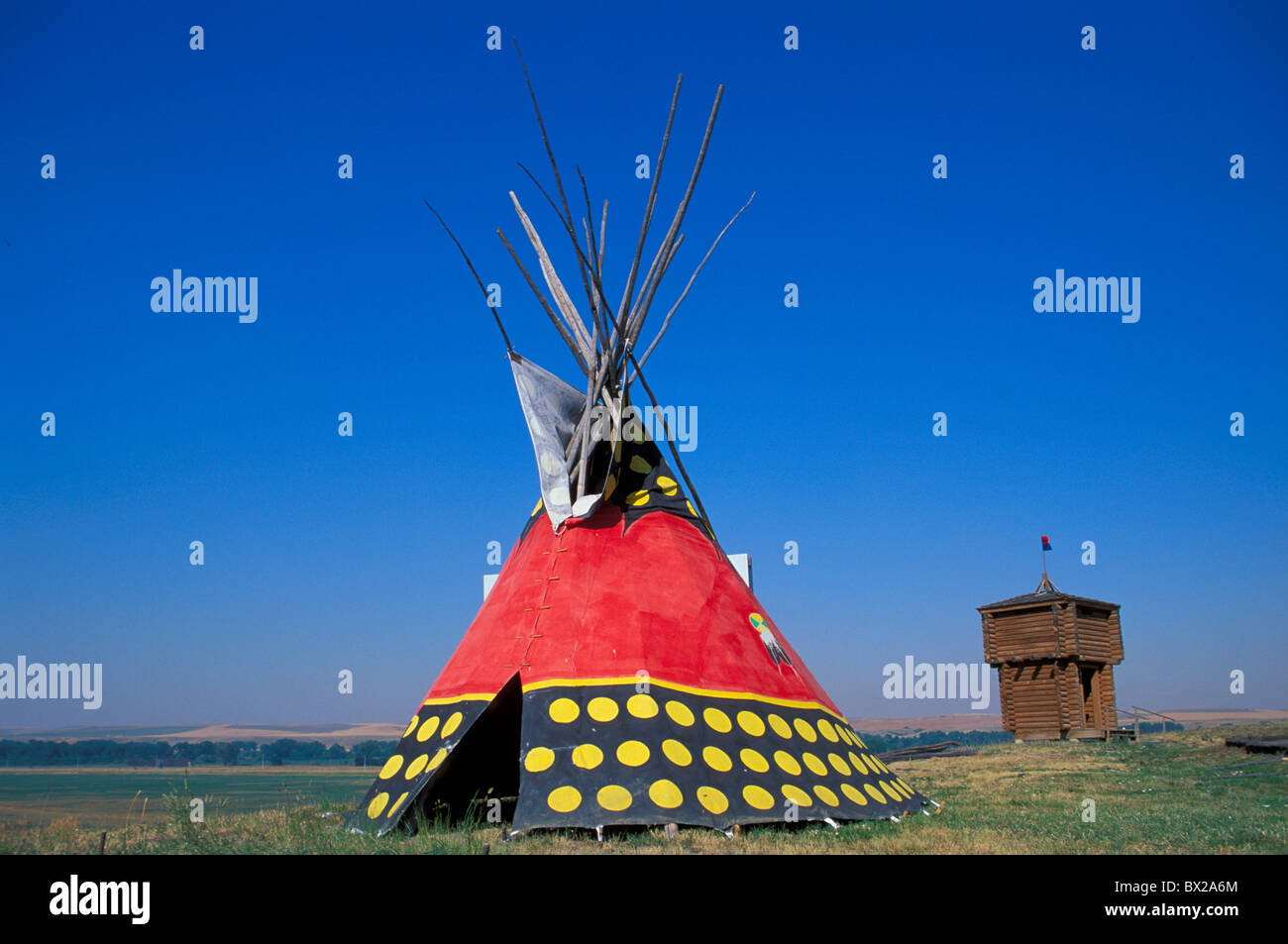 Tour de guet tente tipi indien de bataille historique des Américains autochtones Custer Battlefield Trading Post bataille lutte histoire Crow Banque D'Images Tour de guet tente tipi indien de bataille historique des Américains autochtones Custer Battlefield Trading Post bataille lutte histoire Crow Banque D'Images