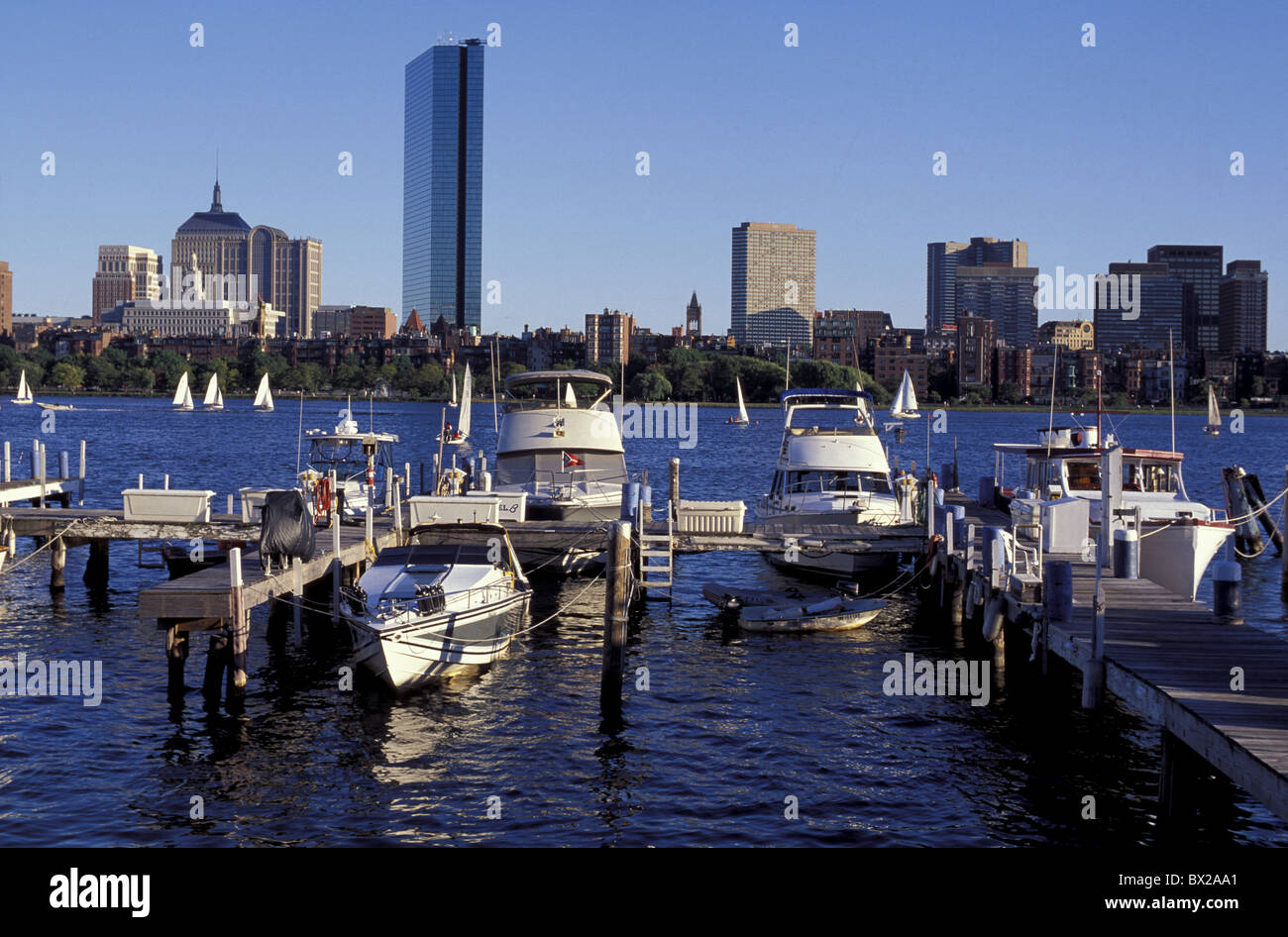 James River America Boston Massachusetts États-Unis Amérique du Nord USA port bateaux skyline Banque D'Images