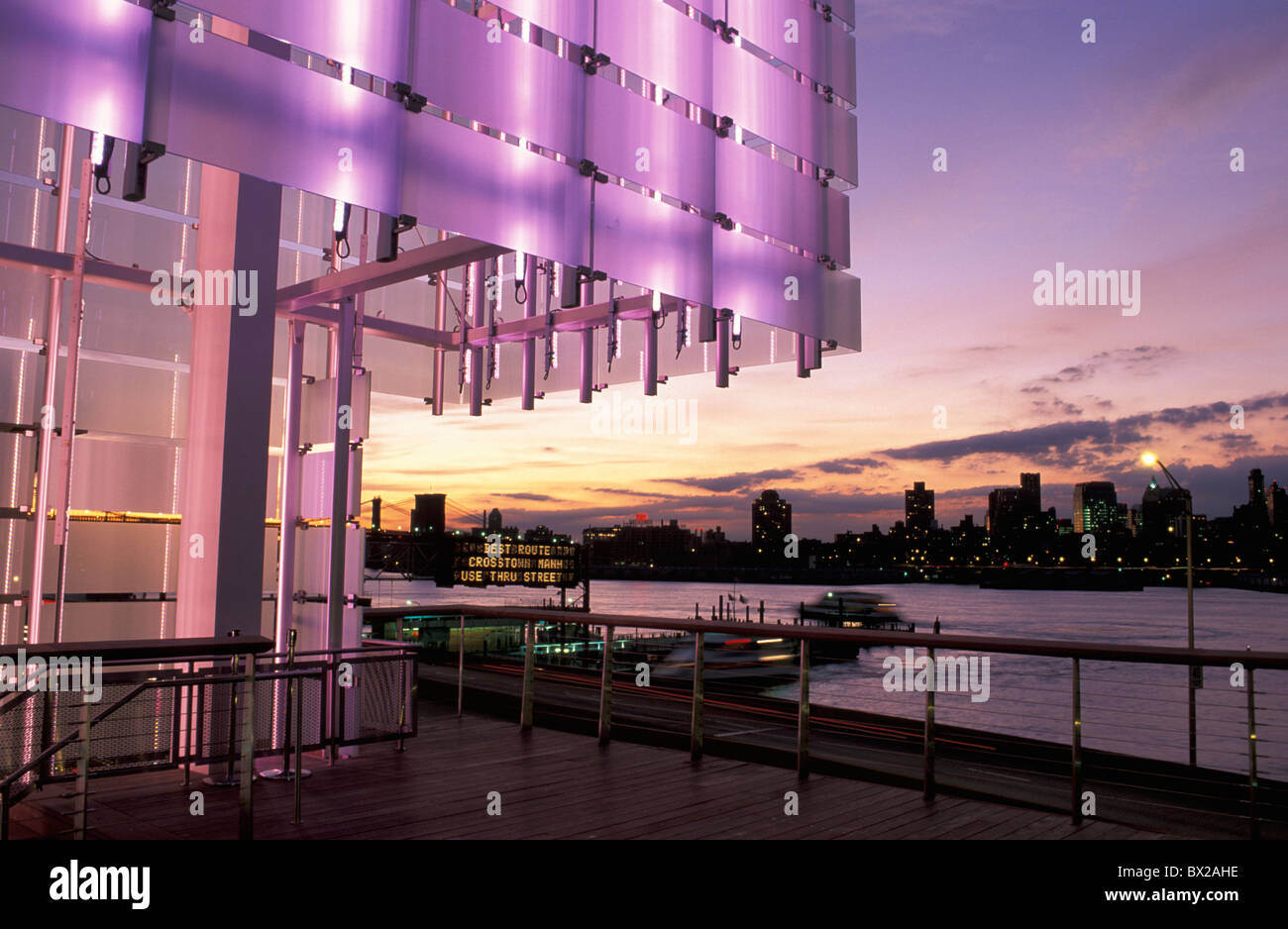 Design moderne architecture promenade de nuit nuit le débit de la rivière East River shore bateaux Centre-ville de Manhattan Banque D'Images