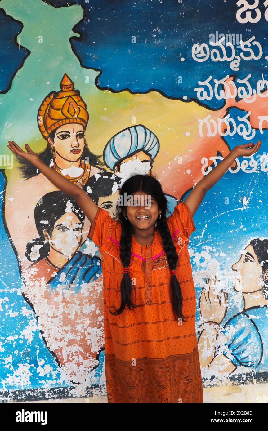 Indian Girl standing in front d'une carte de l'inde la peinture sur un bâtiment indien, de l'Andhra Pradesh, Inde Banque D'Images