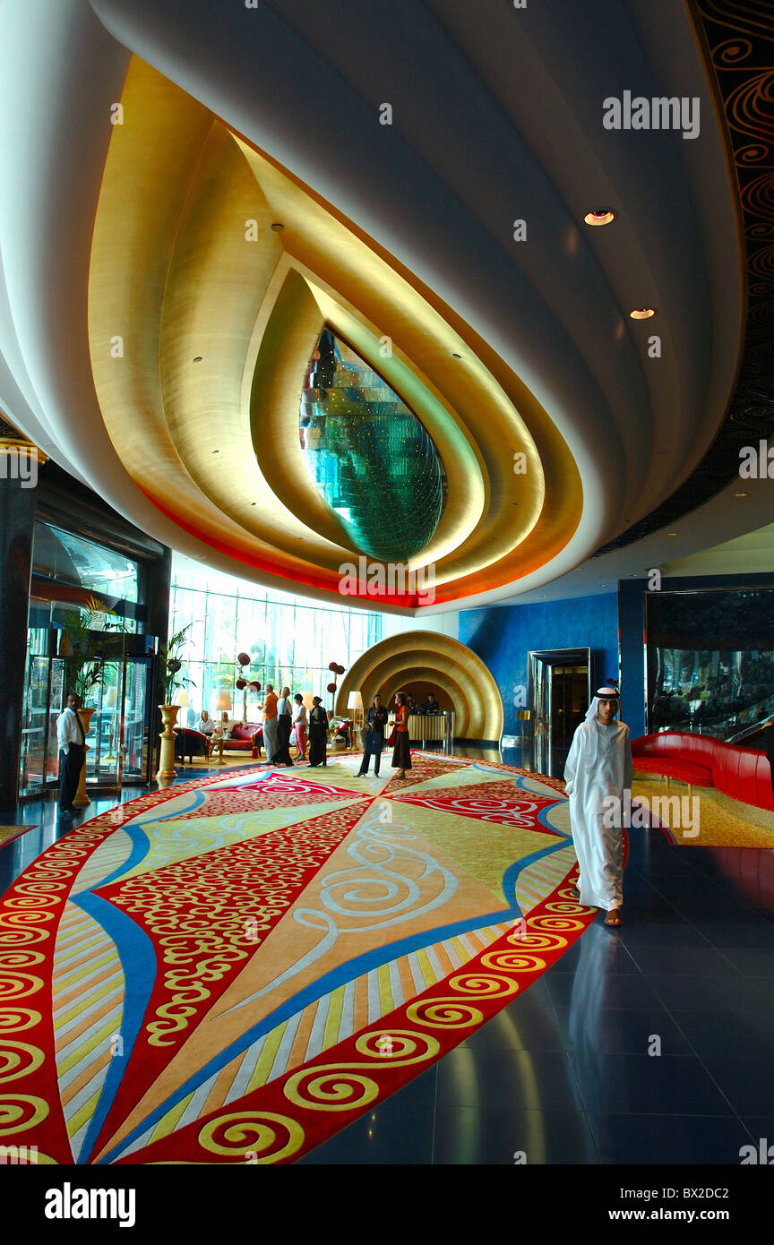 Hall de l'hôtel Burj al Arab à l'intérieur de l'architecture de luxe ...