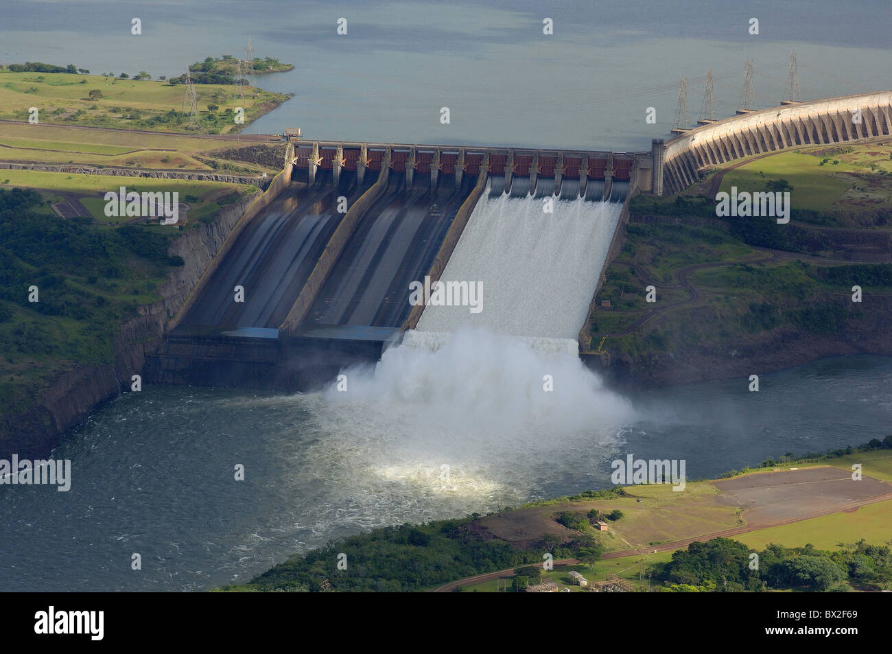 Barrage Itaipu Binational vue aérienne Photo aérienne de l'énergie de l'eau électricité énergie électrique de courant flux w Banque D'Images