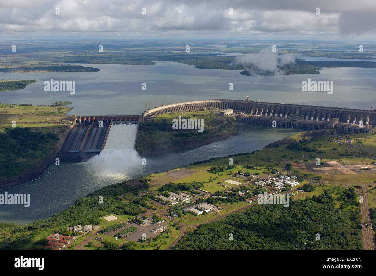 Barrage Itaipu Binational vue aérienne Photo aérienne de l'énergie de l'eau électricité énergie électrique de courant flux w Banque D'Images