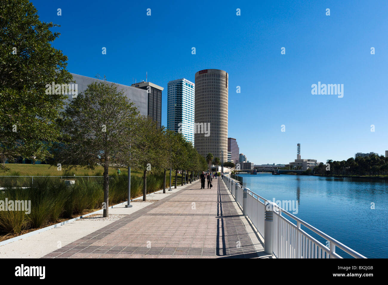 Tampa Riverwalk sur les rives de la rivière Hillsborough, près du Musée de l'Art, Tampa, Florida, USA Banque D'Images