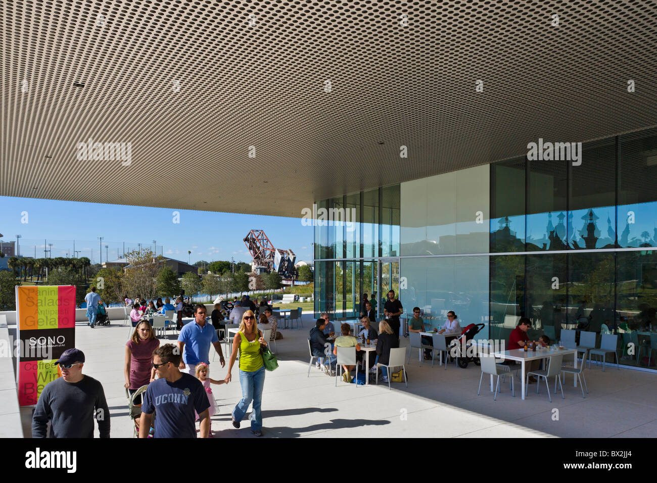Le café à la sono Tampa Museum of Art sur les rives de la rivière Hillsborough, Tampa, Florida, USA Banque D'Images