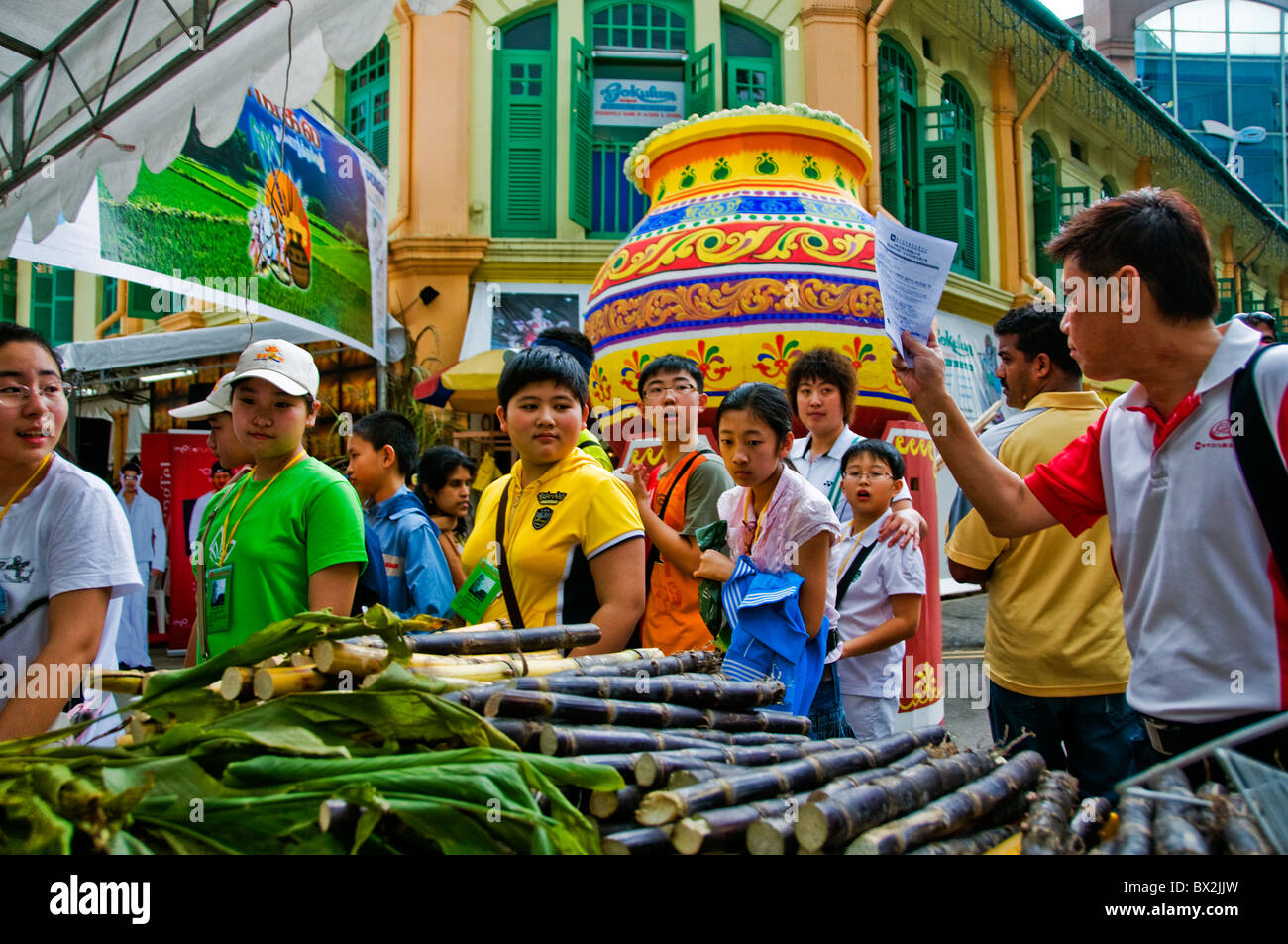 Avec l'enseignant de classe l'école en excursion de Little India à Singapour Banque D'Images