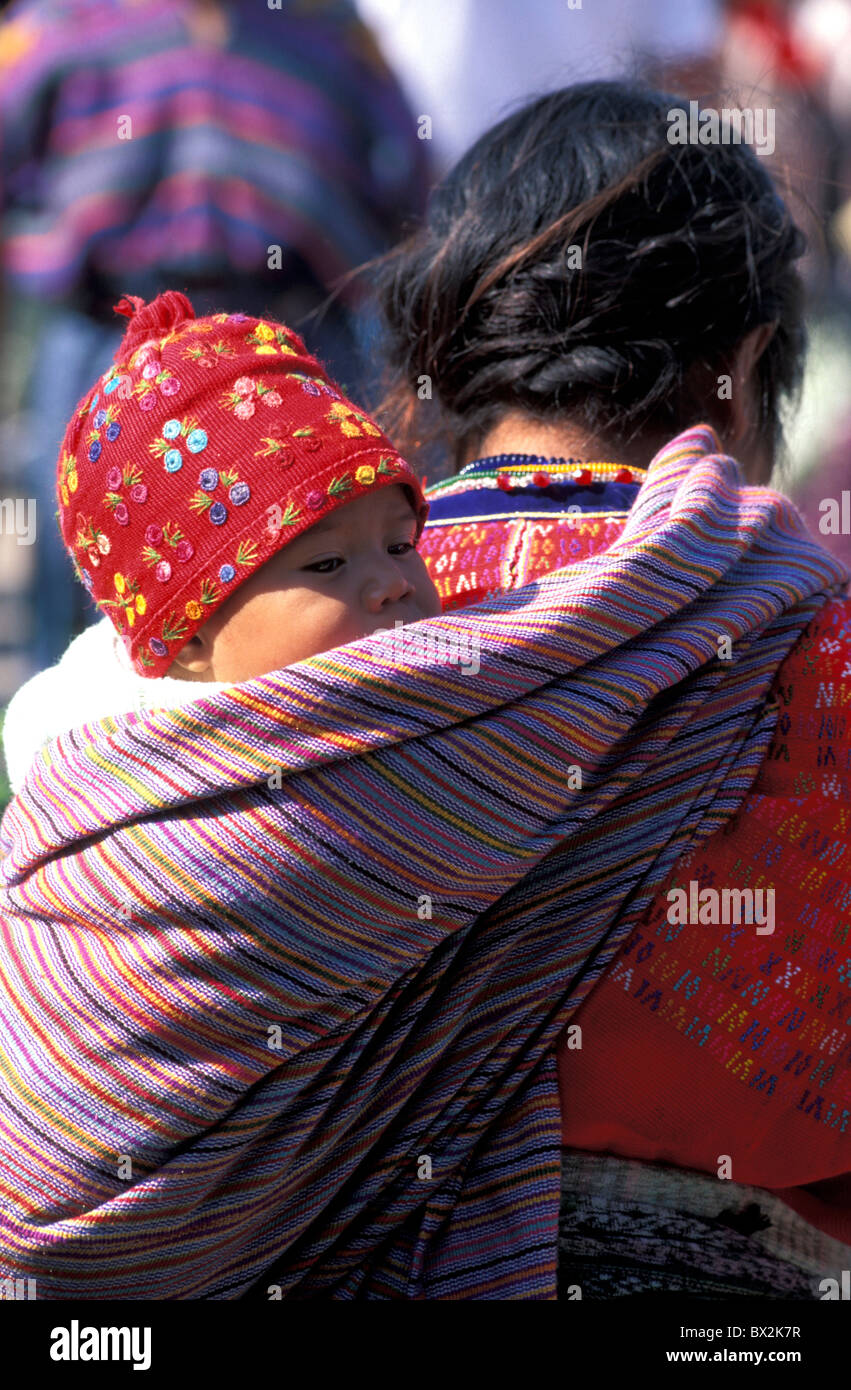 Transporter bébé femme foulard indien couverture marché Mercado Antigua Guatemala Amérique Centrale Banque D'Images