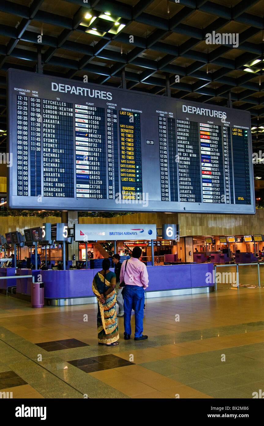 Pour les moniteurs CRT de départ et d'arrivée à l'aéroport moderne à Singapour Asie du sud-est Banque D'Images