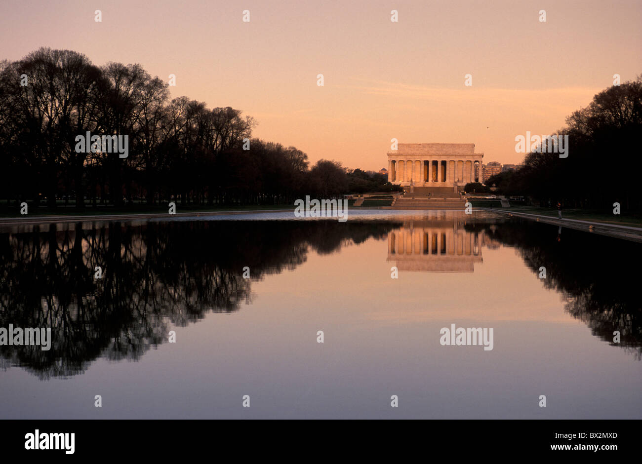 Mémorial de Lincoln Mall Washington, D.C. Etats-unis Amérique du Nord Amérique du Nord l'humeur crépuscule eau Banque D'Images