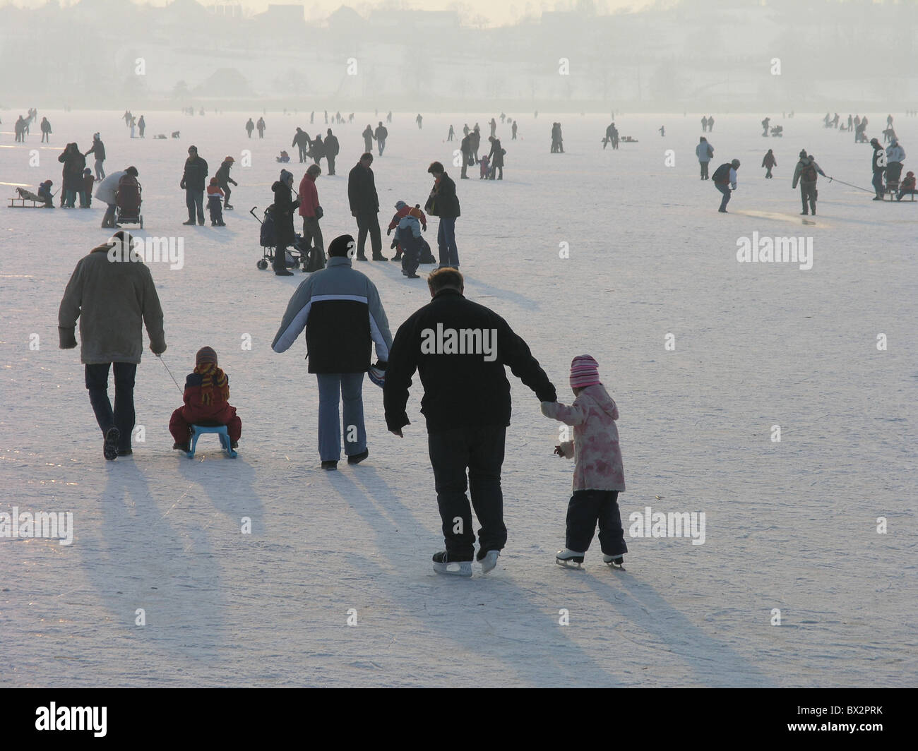 Pfaffikersee congelés lac personne personnes gens de patinage libre patinage sur glace temps libre dans le Canton de Zurich Suisse Banque D'Images