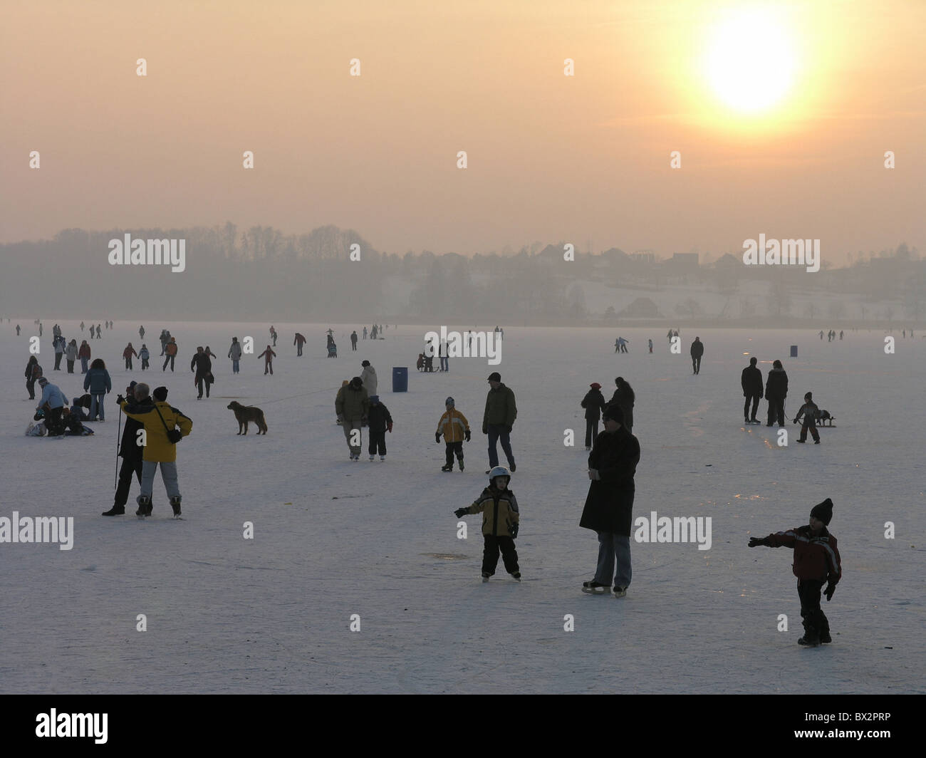 Pfaffikersee congelés lac personne personnes gens de patinage libre patinage sur glace loisirs sundown canton Zurich Swi Banque D'Images