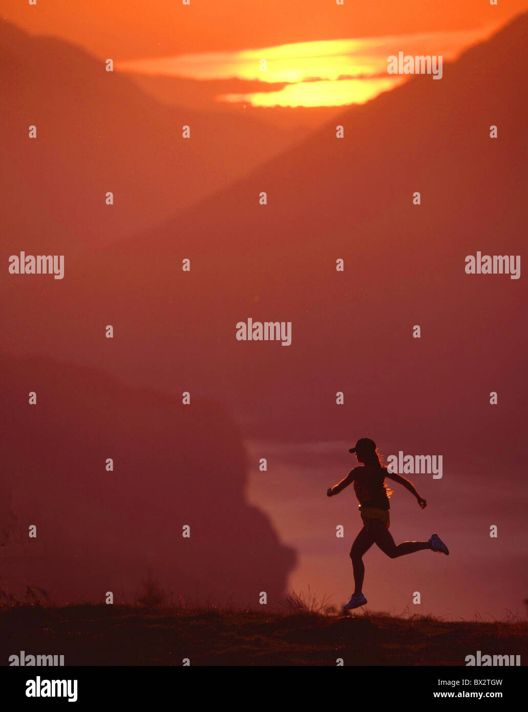 Woman running jogging sport loisirs sports montagne Walenstadt réglage solaire sunrise orange suisse l'humeur Banque D'Images