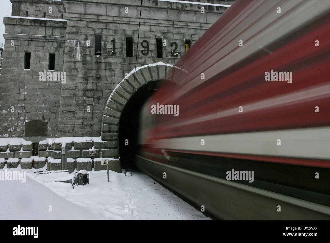 Les trains railroad tunnel du Simplon portail d'entrée principale du trafic de transit transport hiver neige Val Canton Banque D'Images