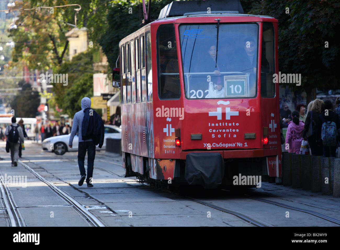 Tramway rouge dans le centre de Sofia, Bulgarie Banque D'Images