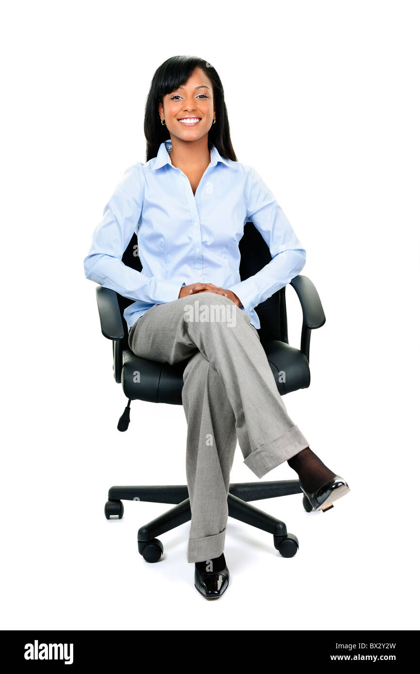 Young smiling businesswoman sitting in noir fauteuil de bureau en cuir Banque D'Images