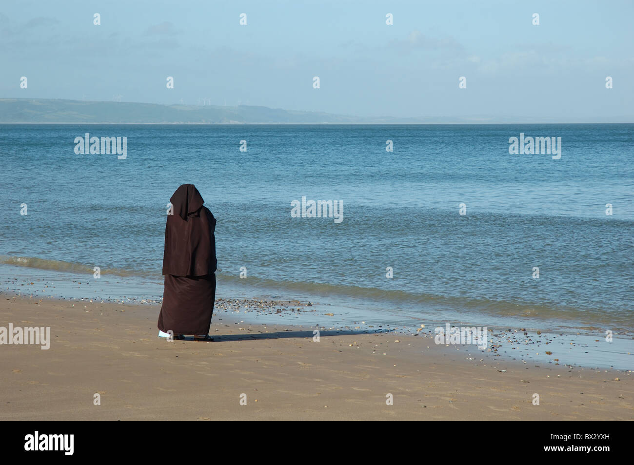 Femme musulmane face à la mer, le Pays de Galles à Cardiff, Royaume-Uni Banque D'Images