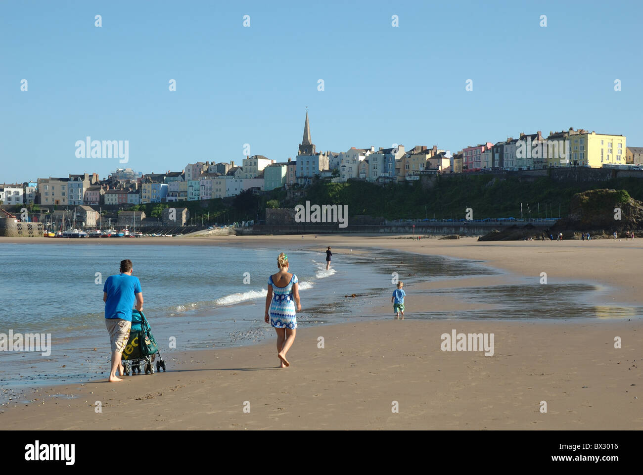 Balades en famille le long de North Beach, Tenby, Pembrokeshire, Pays de Galles, Royaume-Uni Banque D'Images