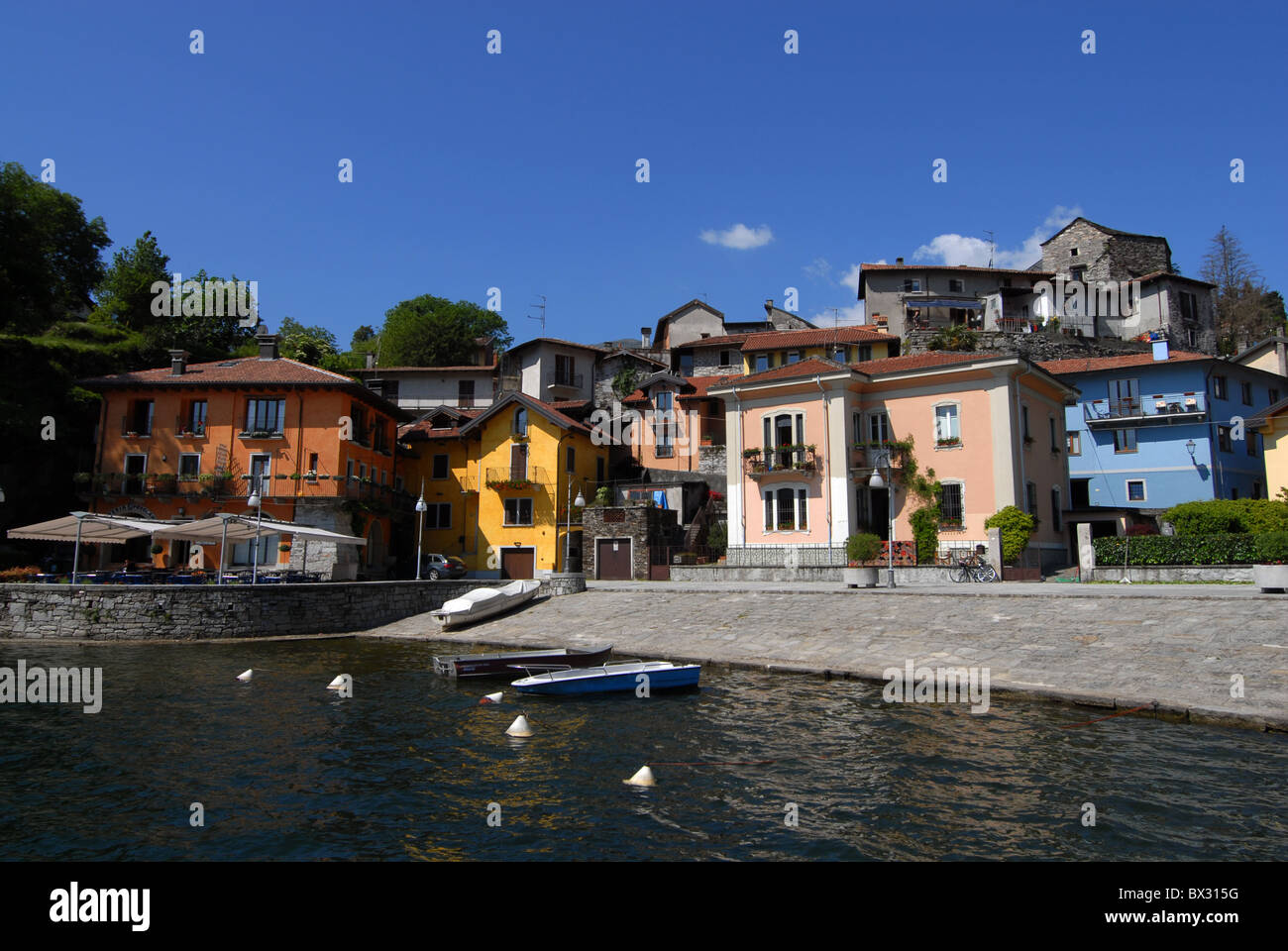 Mergozza Mergozza ville sur le lac, Piemonte, Italie Banque D'Images