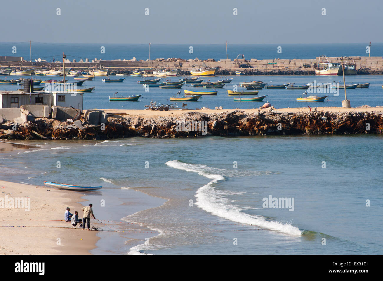 Pêcheur de Gaza, si proche de son filet le long de la côte méditerranéenne. Banque D'Images