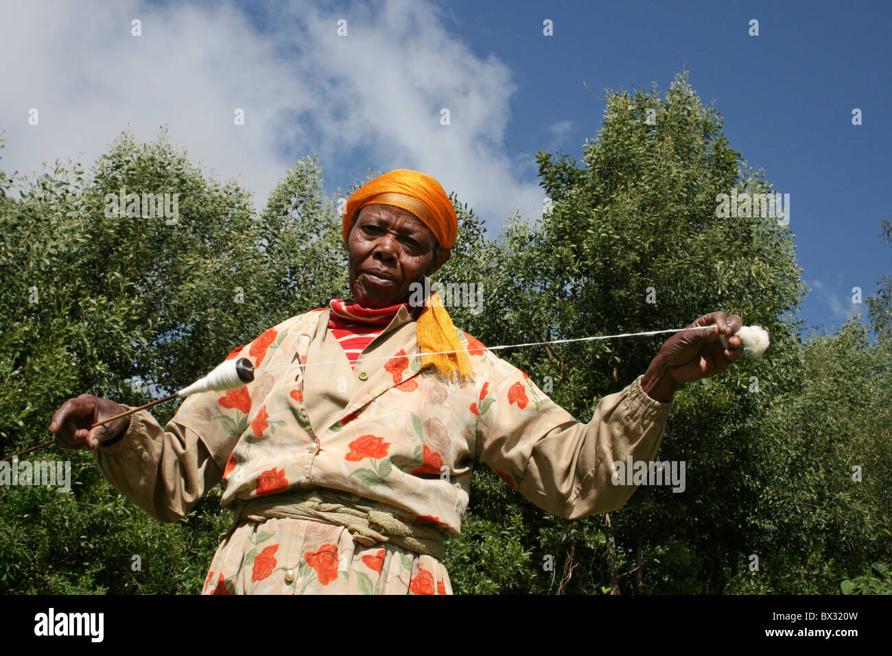 Femme en coton Filature Dorze Chencha, vallée de l'Omo, Ethiopie Banque D'Images