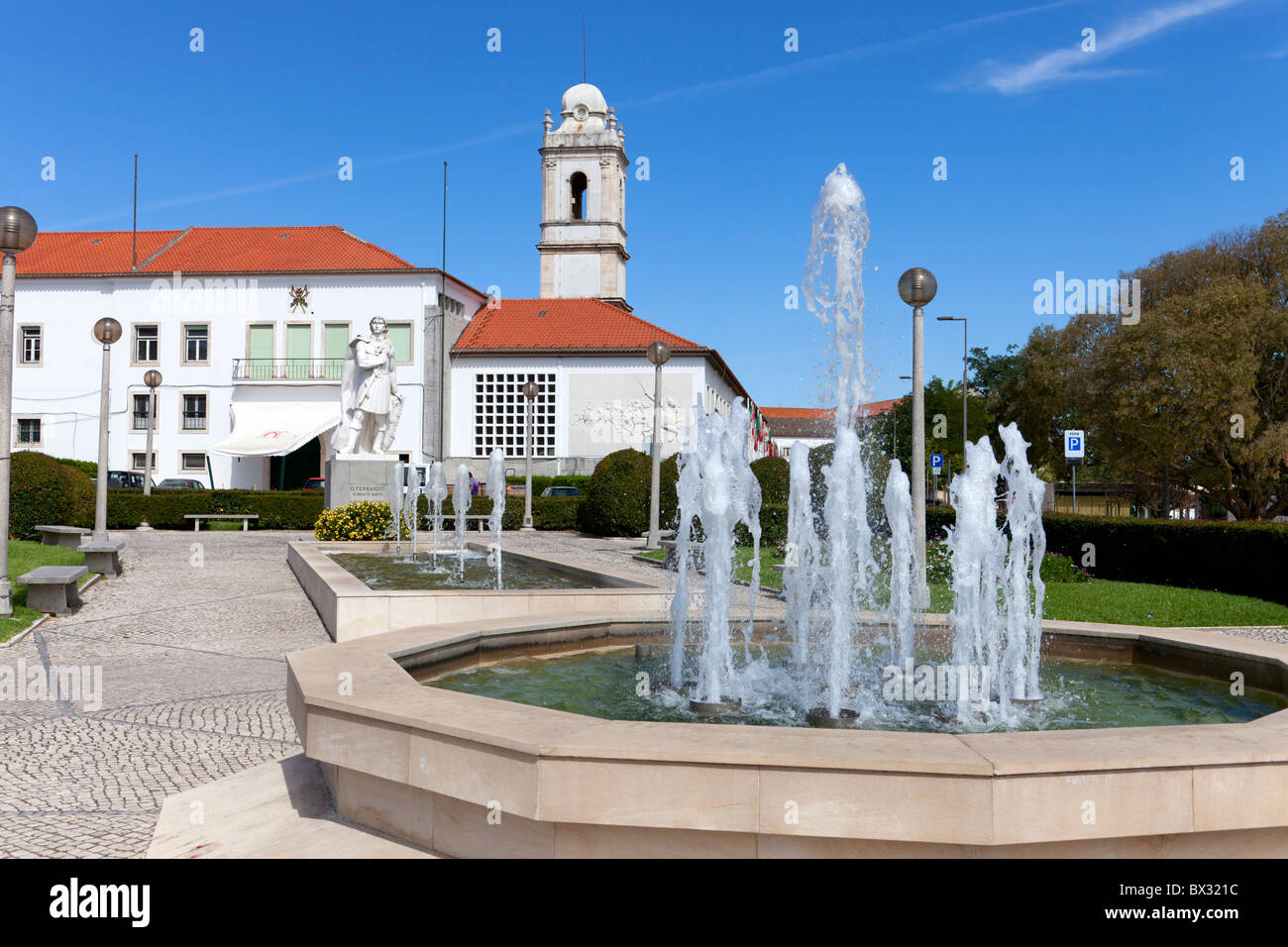 Infante Santo Square à Santarém, Portugal. Dans l'arrière - Escola Prática de Cavalaria et l'ancien couvent de Trindade tower. Banque D'Images