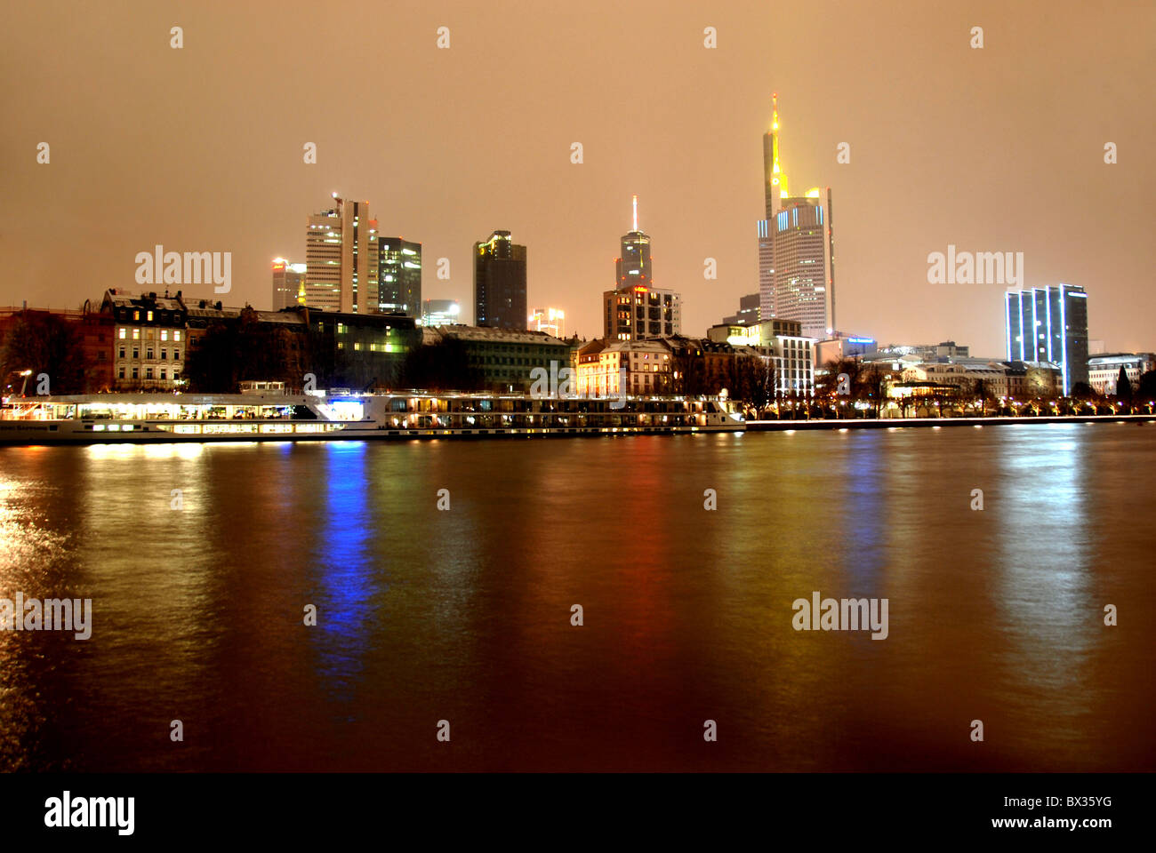 Skyline at night de Francfort sur Main, Allemagne Banque D'Images