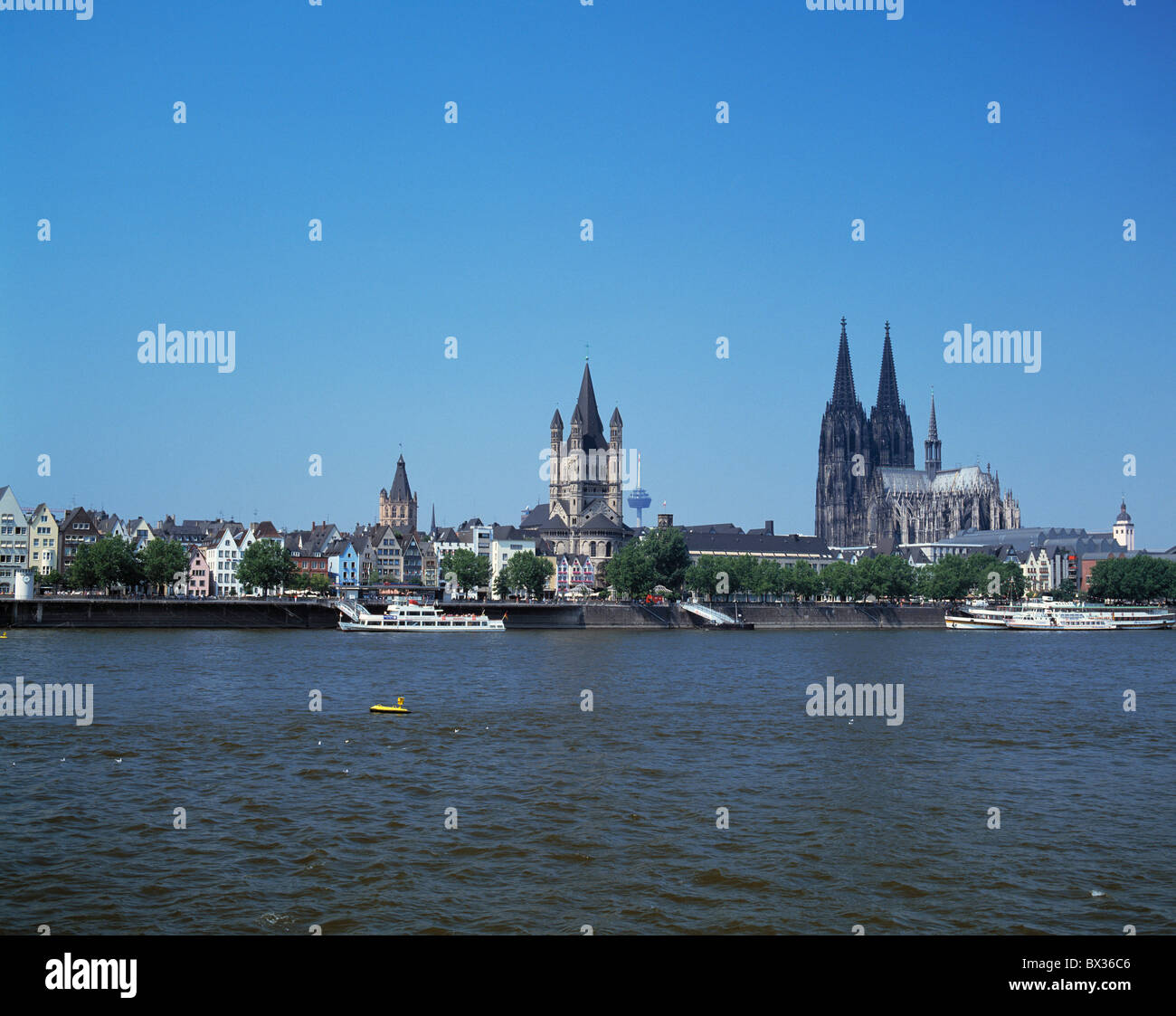 Promenade de la rive du Rhin de Cologne l'église de l'hôtel de ville Saint Martin tour de télévision tallness Colonius cathédrale holid Banque D'Images