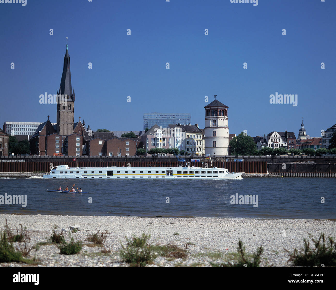 Promenade de la rive du Rhin Düsseldorf église Saint Lambertus Thyssenhochhaus tour du château de vacances Rhin bateau blanc Banque D'Images