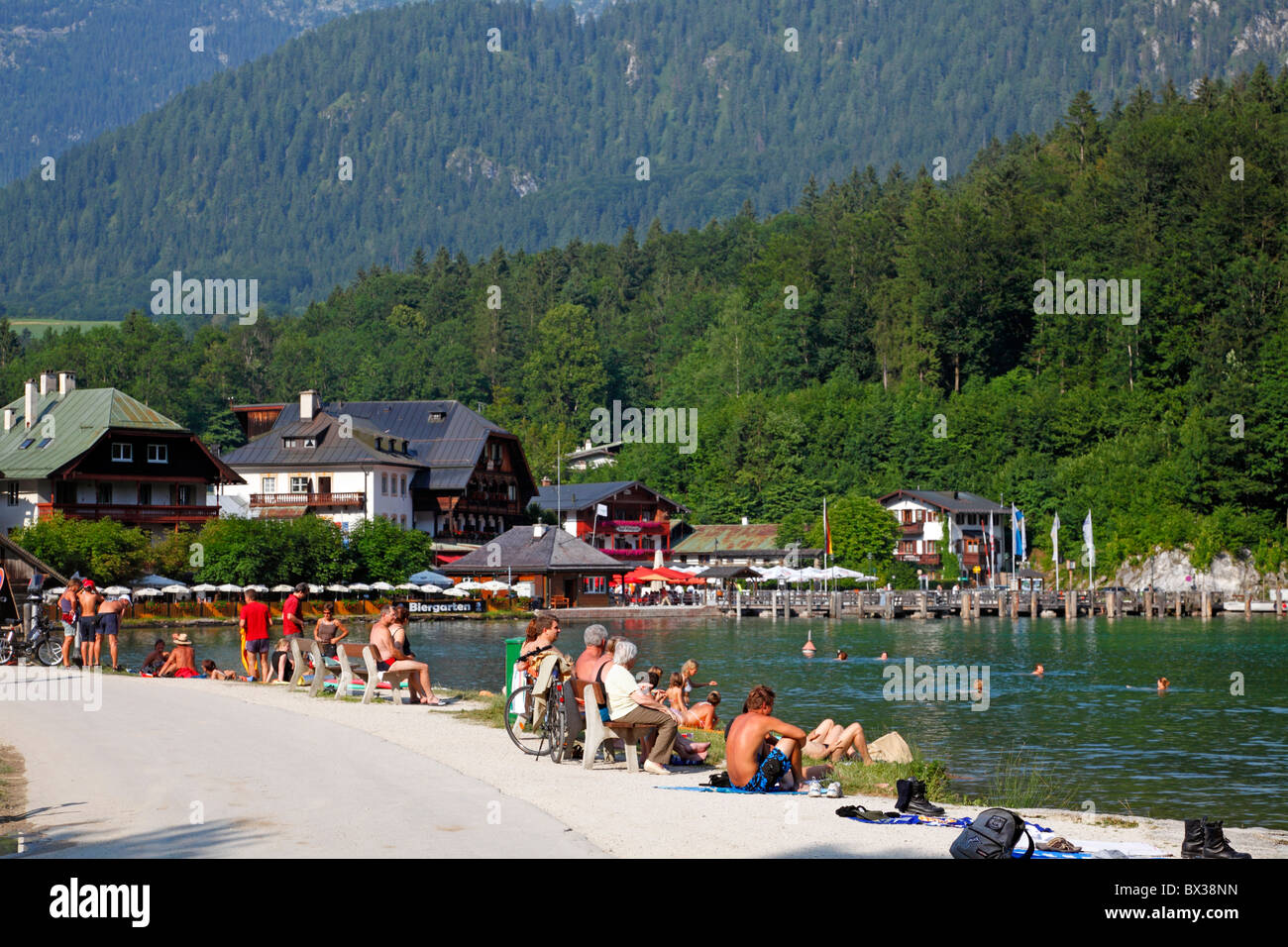 Un après-midi de juillet ensoleillé au lac Königsee, Berchtesgaden, en Bavière, Allemagne. Un célèbre complexe de vacances et de baignade en Bavière Banque D'Images