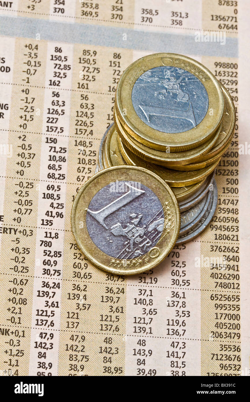 Les pièces en euros sur un journal financier libre Banque D'Images