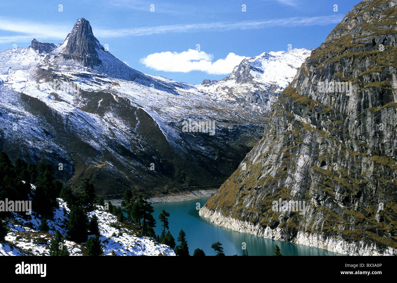 Alpes paysage neige couleurs d'automne paysage lac de montagne lac réservoir Zervreilahorn Zervreila Tor Banque D'Images