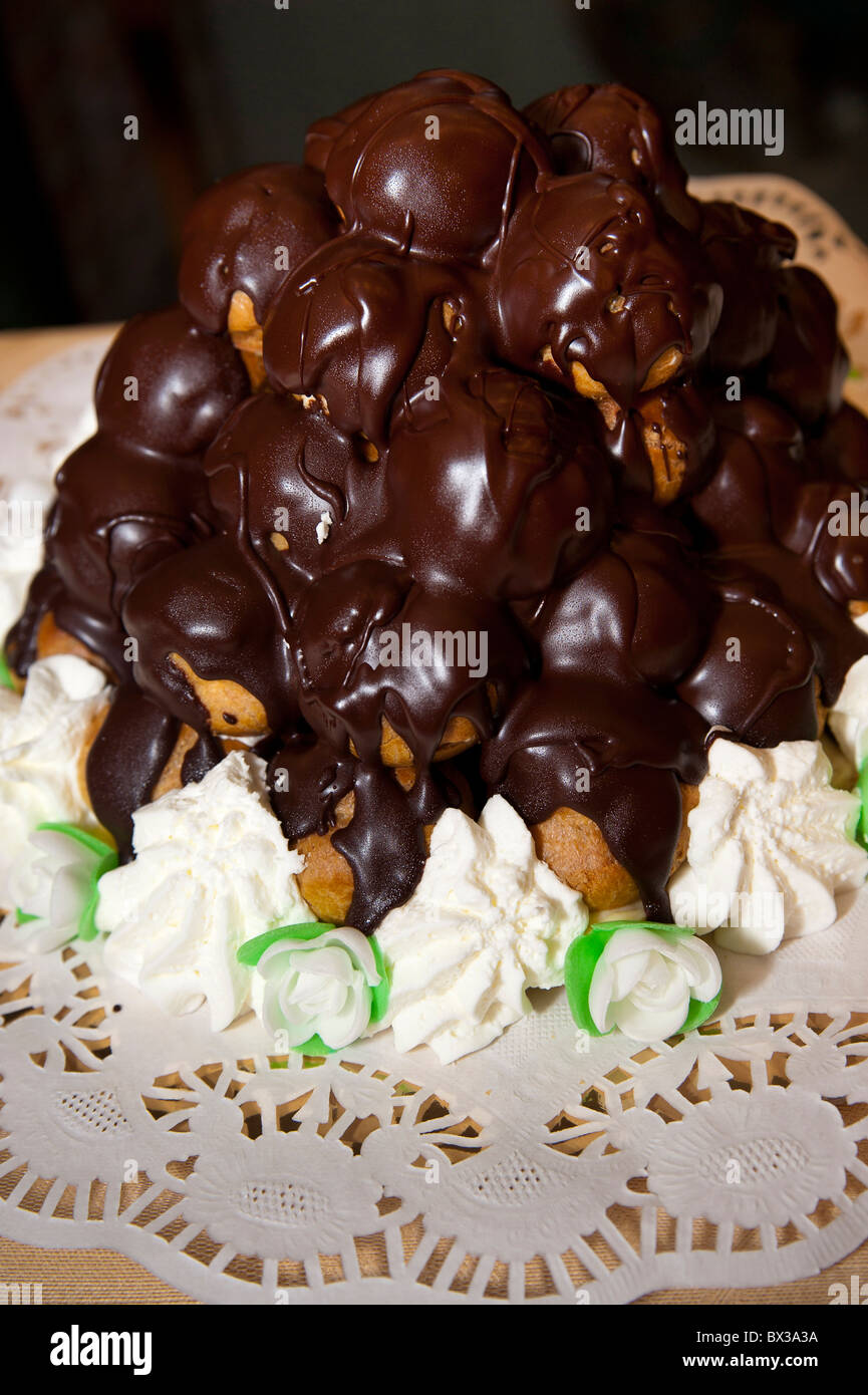 Profiterole au chocolat Banque D'Images