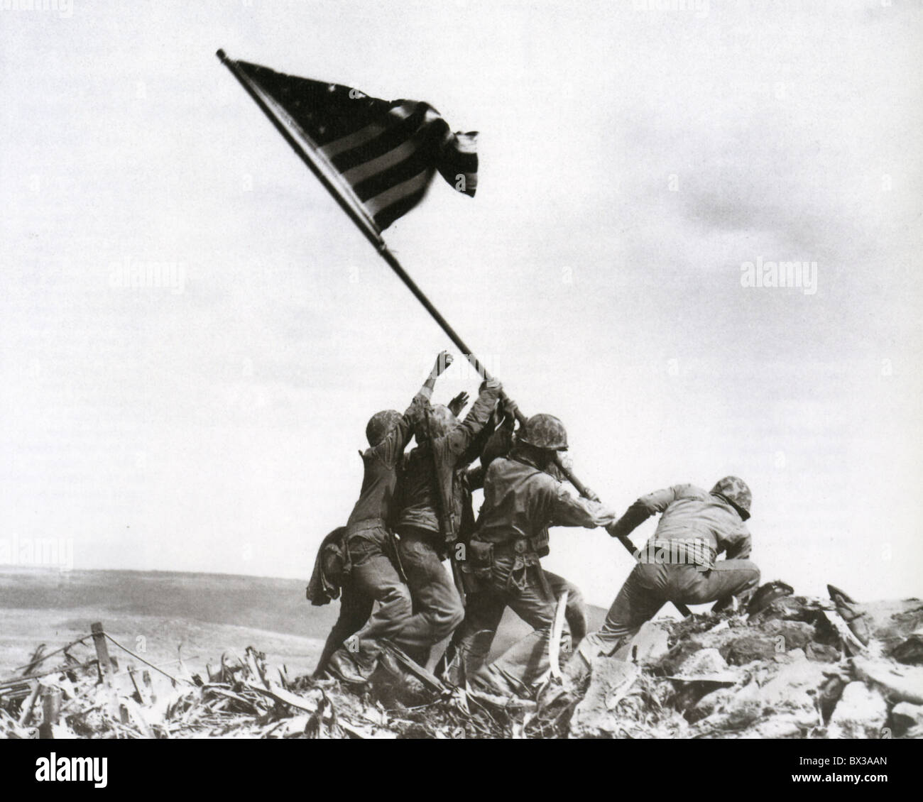 Le drapeau sur Iwo Jima 23 février 1945. Joe Rosenthal Photo AP/agence. Voir la description ci-dessous Banque D'Images