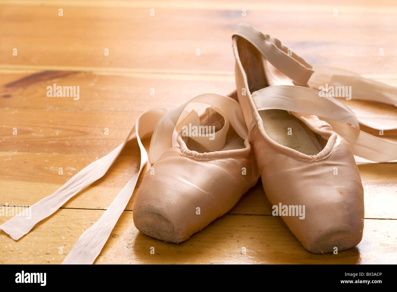 Paire de chaussures de ballet sur plancher en bois Banque D'Images