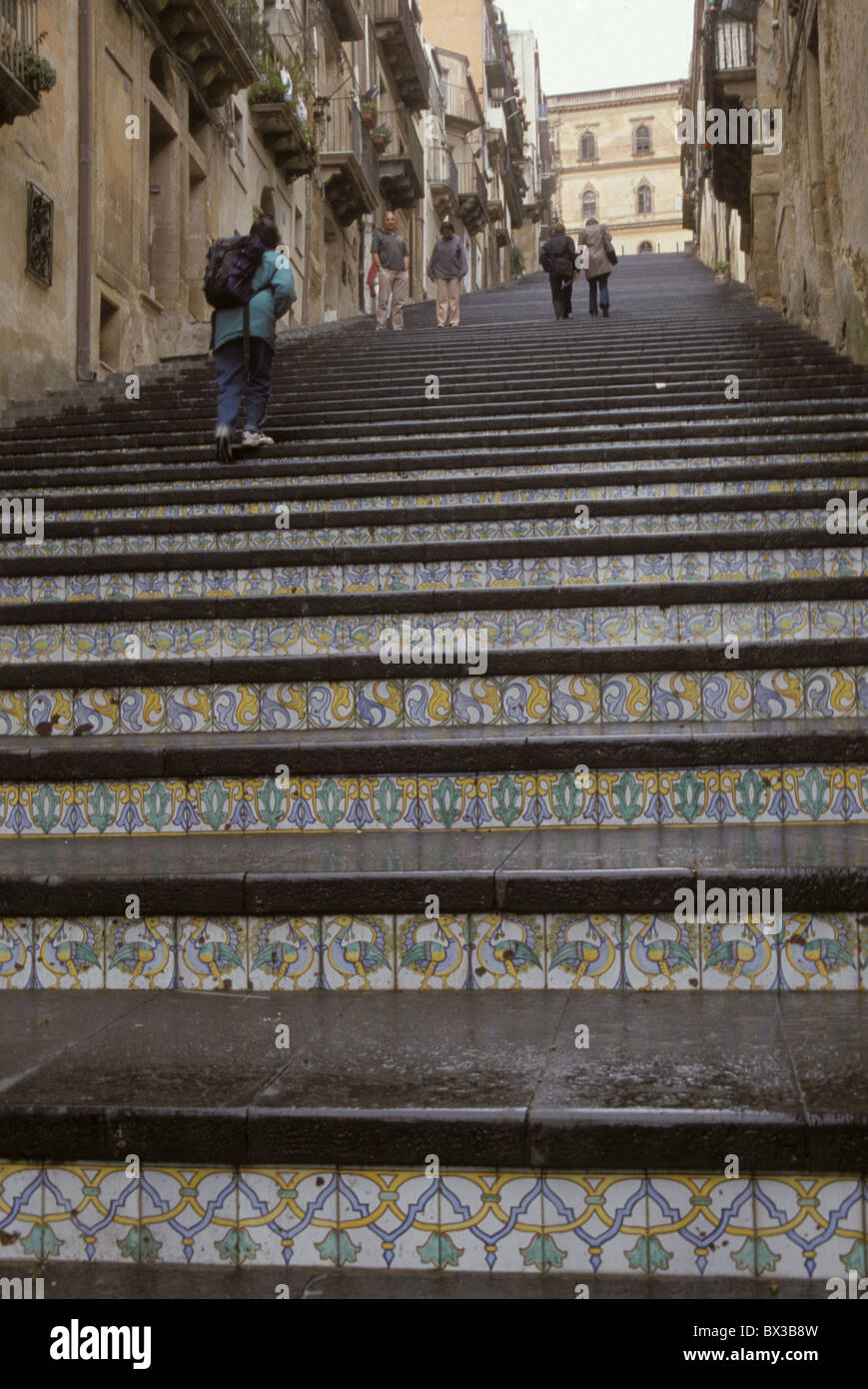 Grande ville d'escalier en céramique carreaux de céramique de Caltagirone ville ornements Sicile Italie Europe Banque D'Images