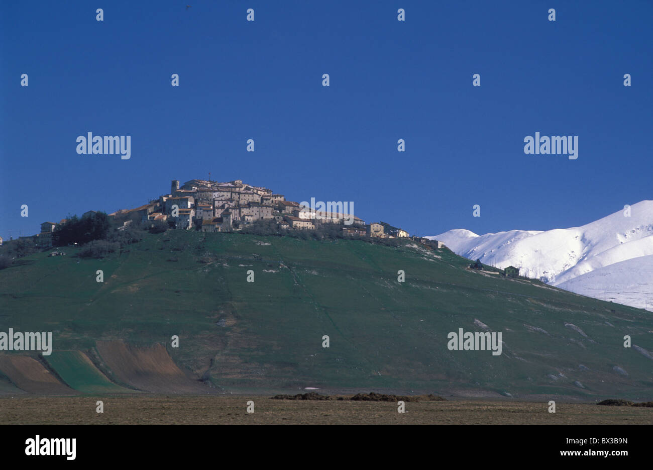 Plateau de Castelluccio ville Sibellinian Ubria Piano Grande Montagne Italie Europe village montagne Parco Nazio Banque D'Images