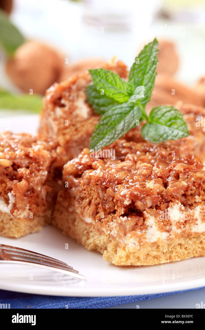 Pièces de garniture au caramel gâteau aux noix Banque D'Images