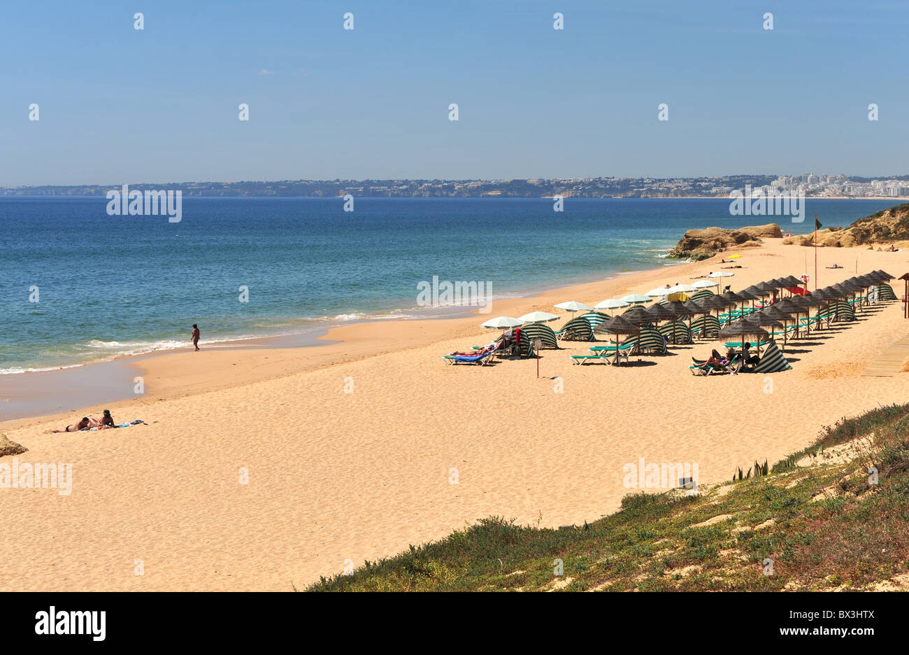 La large plage de sable et à Gale, Algarve, Portugal Banque D'Images