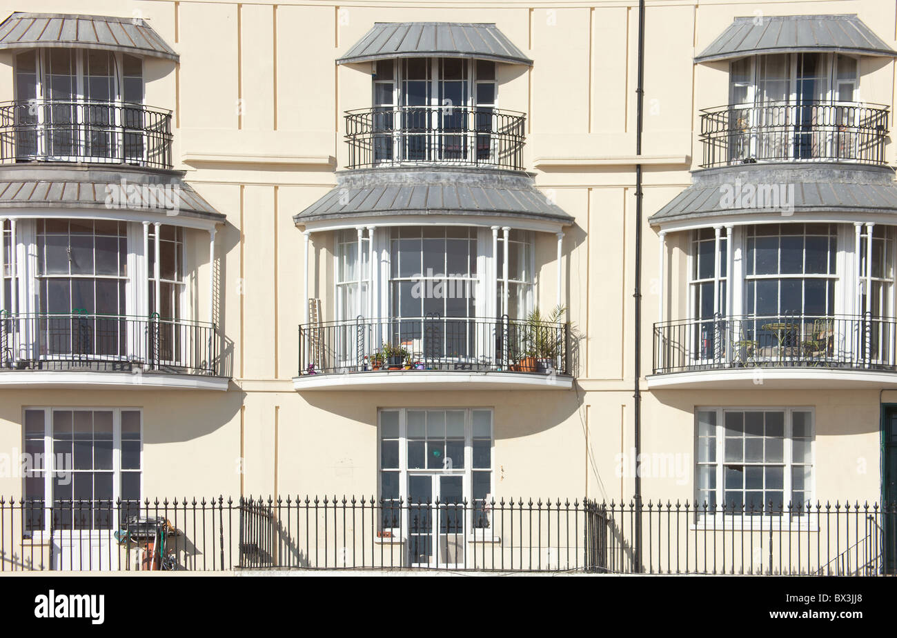 Construit en 1824, le beau bâtiment en forme de croissant appelée Pelham Crescent, à Hastings, East Sussex, UK. Banque D'Images