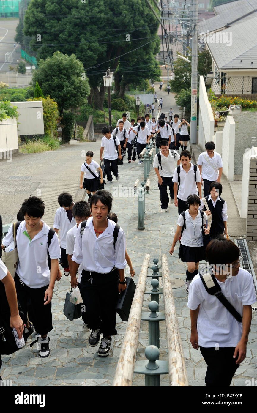 Les élèves de collège japonais aller à l'école le matin à Odawara, Kanagawa, Japon. 21-Sep-2010 Banque D'Images