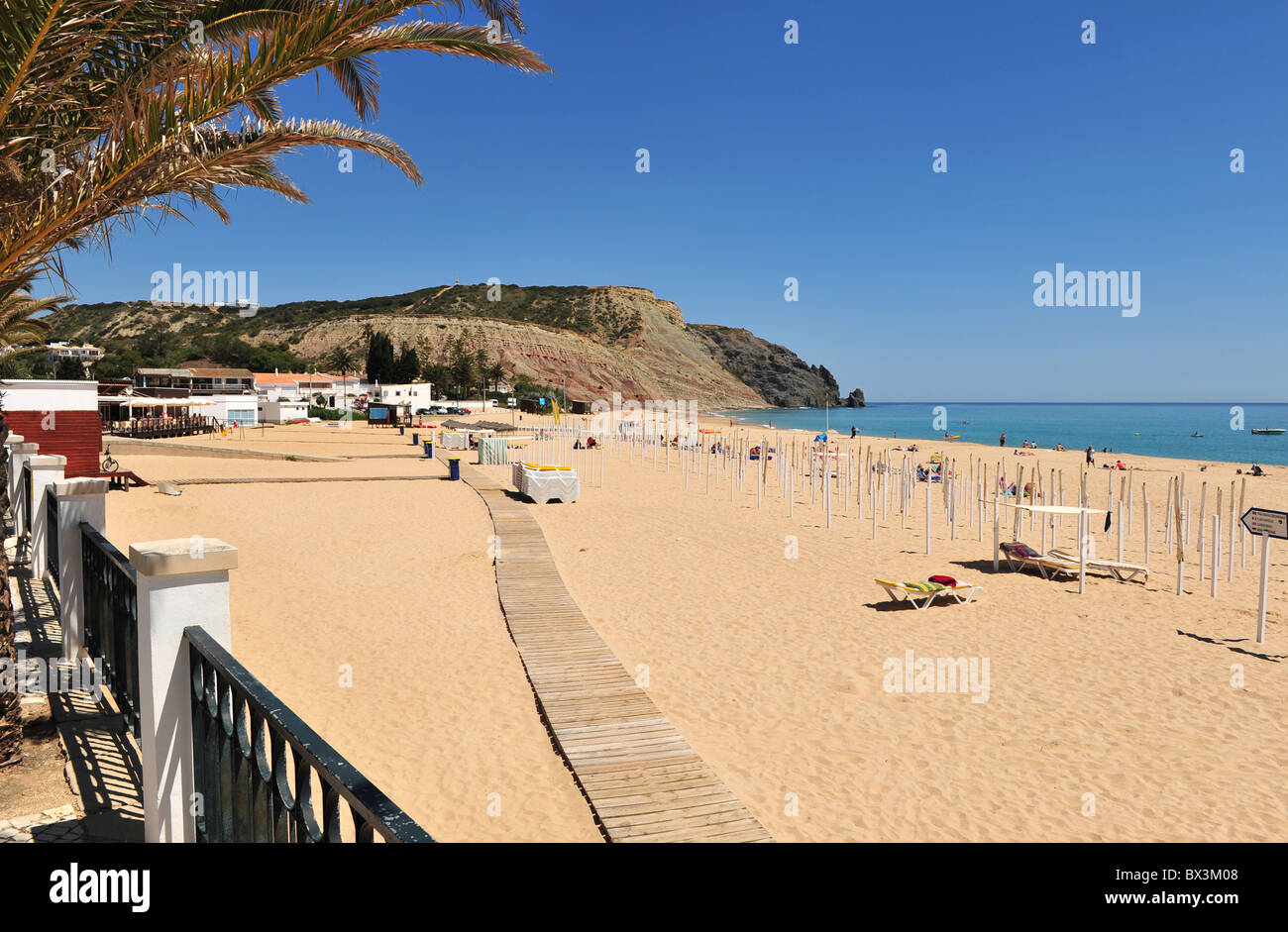 La large plage de sable et à Praia da Luz, Algarve, Portugal Banque D'Images