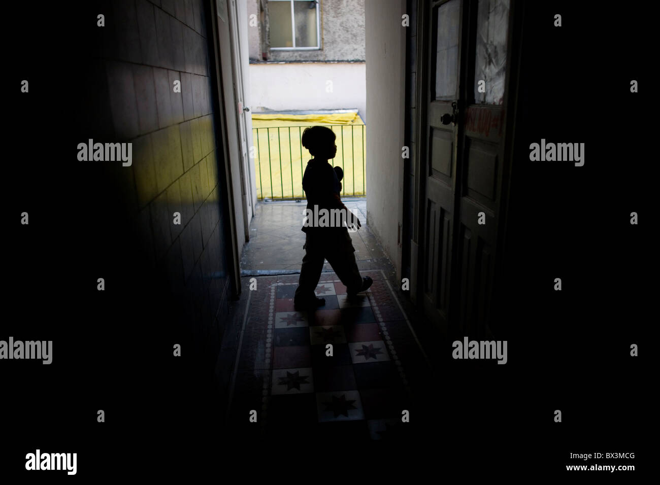 Un garçon joue dans un abri pour des enfants souffrant d'exécuter par le clou de fondation dans la ville de Mexico, Mexique. Banque D'Images Un garçon joue dans un abri pour des enfants souffrant d'exécuter par le clou de fondation dans la ville de Mexico, Mexique. Banque D'Images