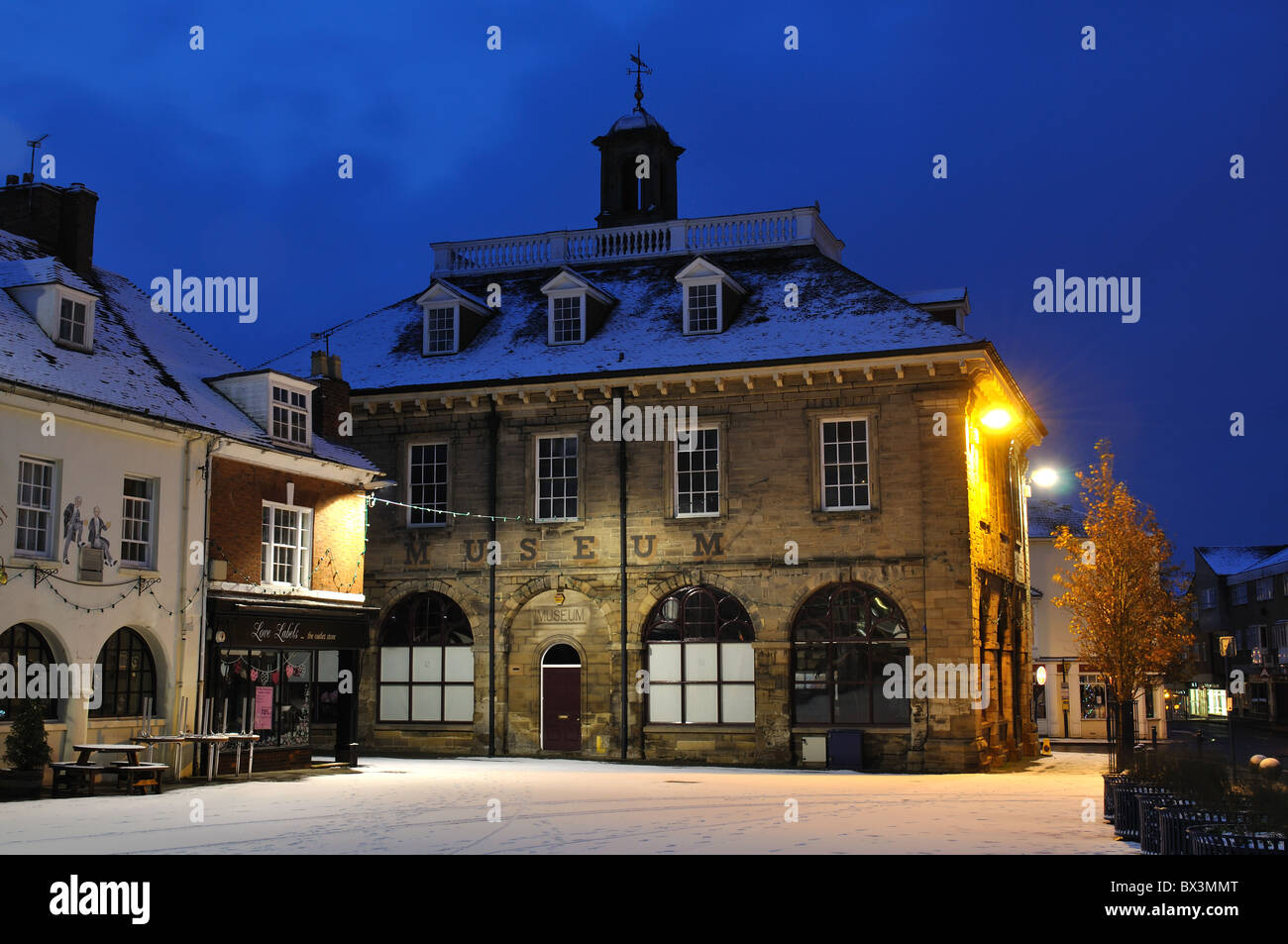 Place du marché avec la neige en hiver, Warwick, Warwickshire, England, UK Banque D'Images