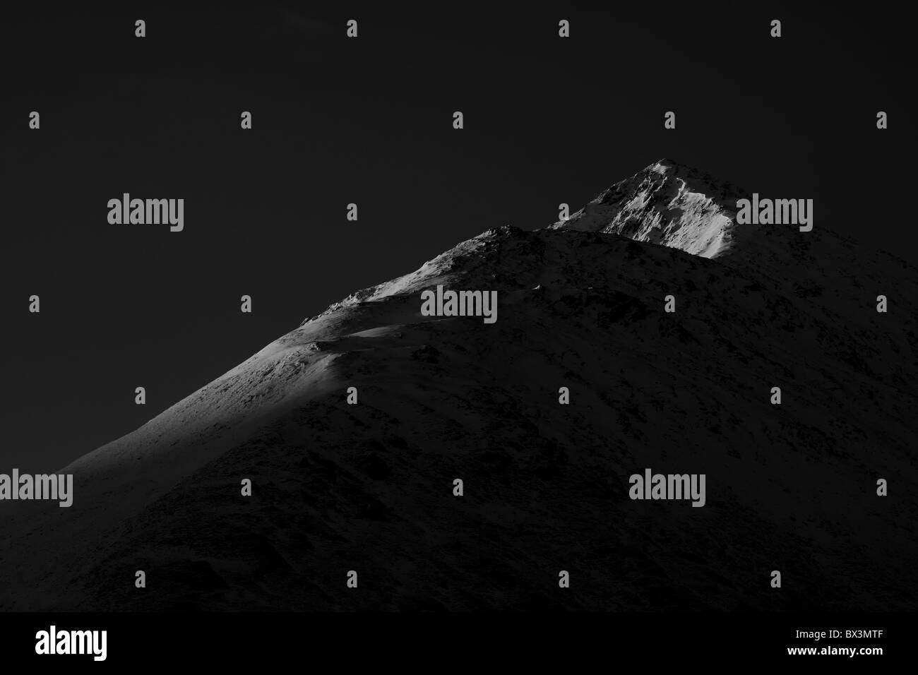 Soleil d'hiver lumineux sur la crête du sommet d'Faochag, Glen Shiel, North West Highlands, Ecosse, Royaume-Uni Banque D'Images