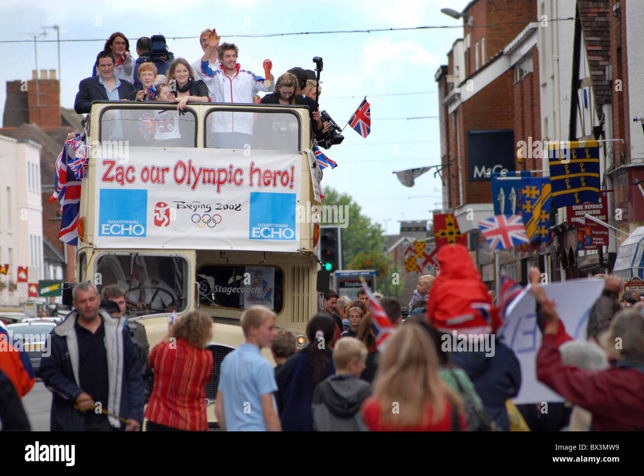 Médaillé d'or olympique Achat Zac à Tewkesbury célébrer sa réalisation dans les jeux olympiques de Beijing de 2008. Banque D'Images