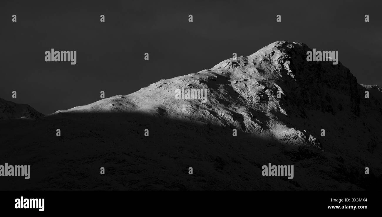 Soleil d'hiver lumineux sur la montagne haut de Biod une Fhithich, Glen Shiel, Ecosse, Royaume-Uni Banque D'Images