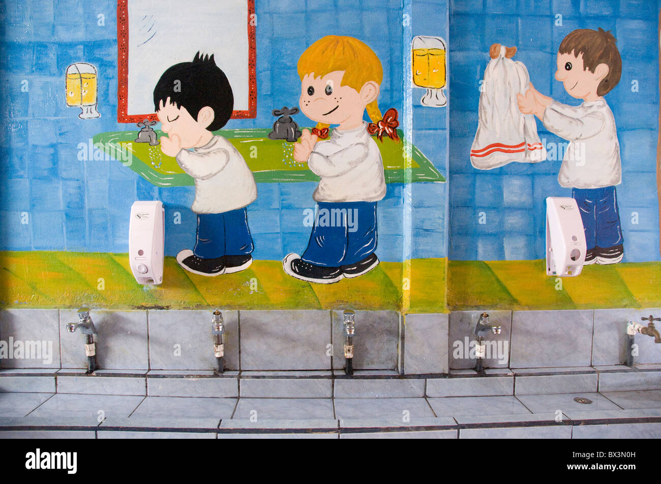 L'eau dans une école San José Costa Rica avec des images d'encourager les élèves à se nettoyer les mains Banque D'Images
